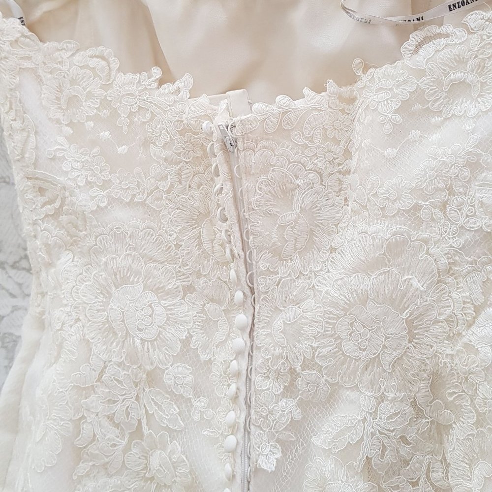 Bridal Gown - Enzoani Dakota Elegant Wedding Gown - Picture 12 of 16